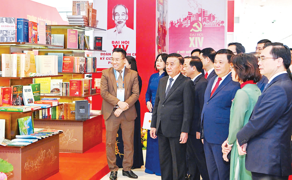 Đồng chí Trần Cẩm Tú, Ủy viên Bộ Chính trị, Thường trực Ban Bí thư cùng các đại biểu tham quan khu trưng bày sách, báo tại Đại hội.